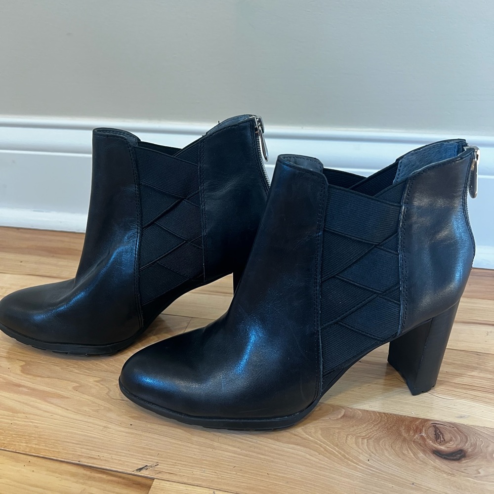 Like New Adrienne Vittadini bootie